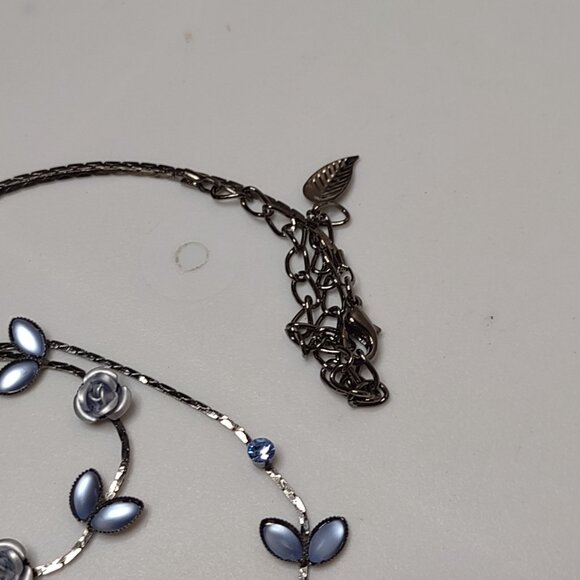 19 Inch Pretty Blue Flower Necklace - Picture 4 of 8